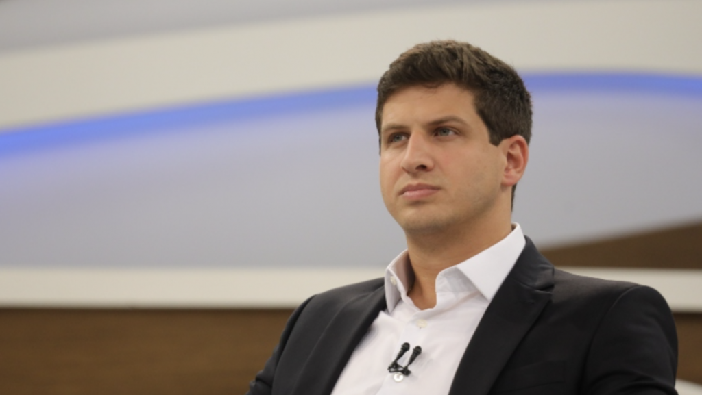 João Campos firma posição