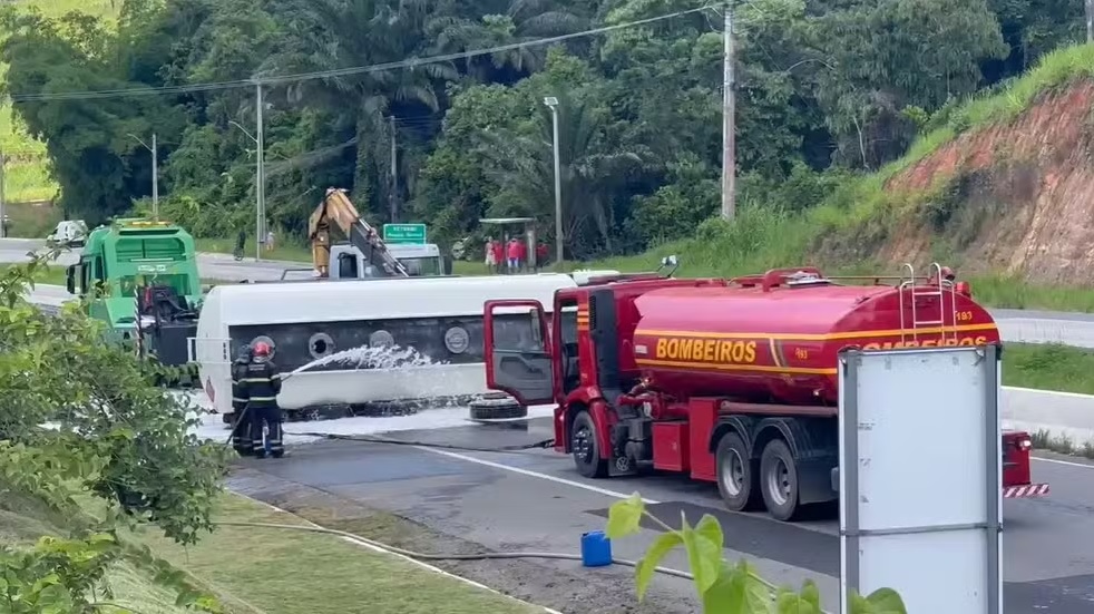 Caminhão-tanque tomba na BR-232