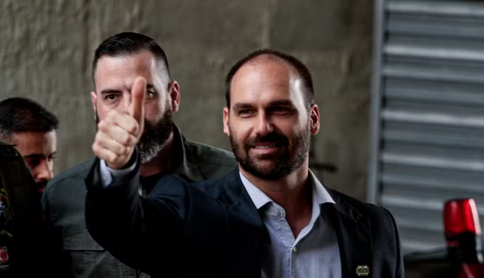 Eduardo Bolsonaro formaliza afastamento