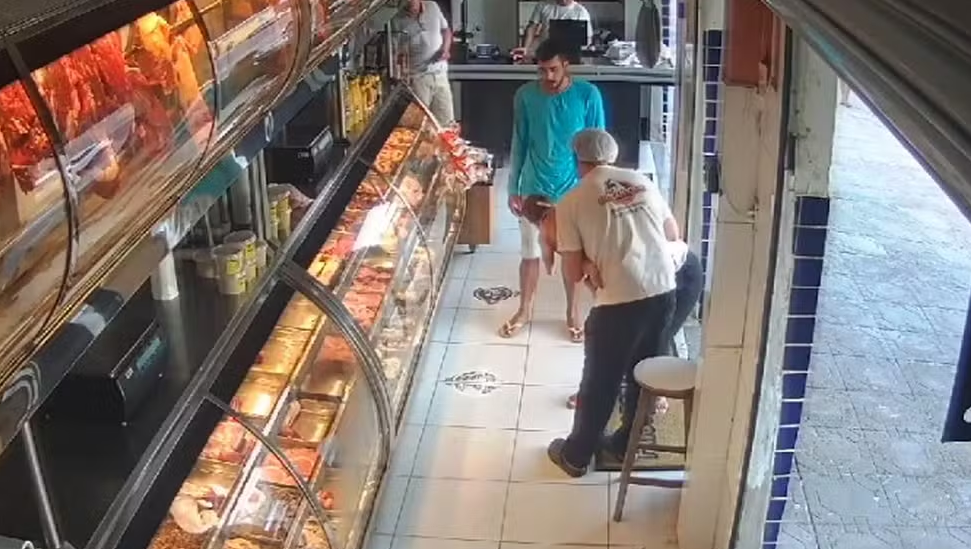 Açougueiro salva bebê engasgado