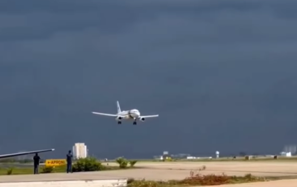 Avião com presidente Lula arremete