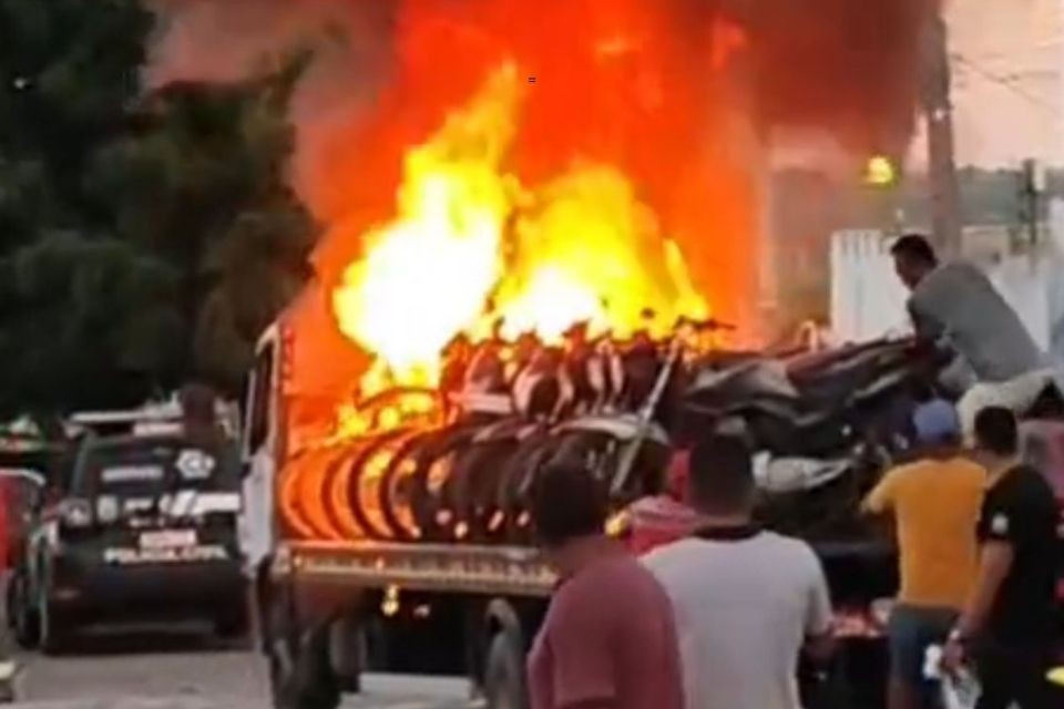 Dois homens incendiaram um guincho - Foto: Reprodução