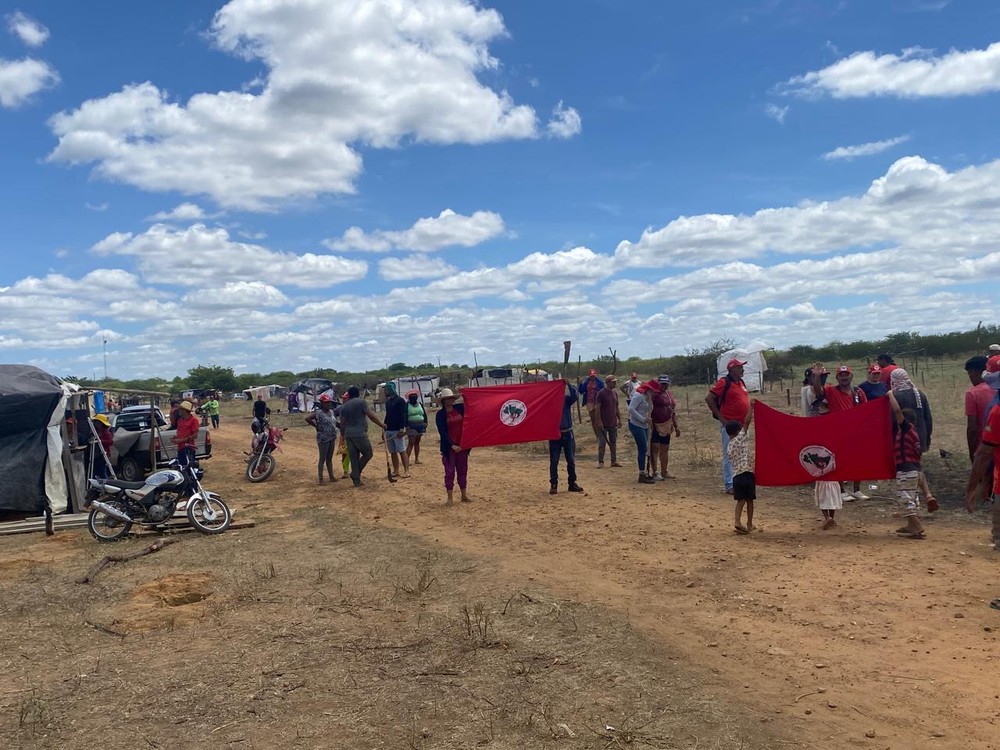 Famílias do MST invadem fazenda