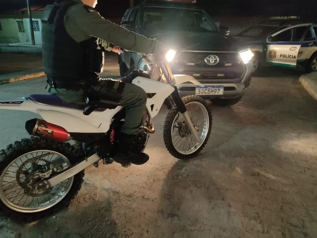 Motociclista com tornozeleira causa confusão