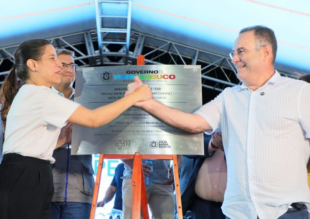 Entrega a requalificação da PE-220