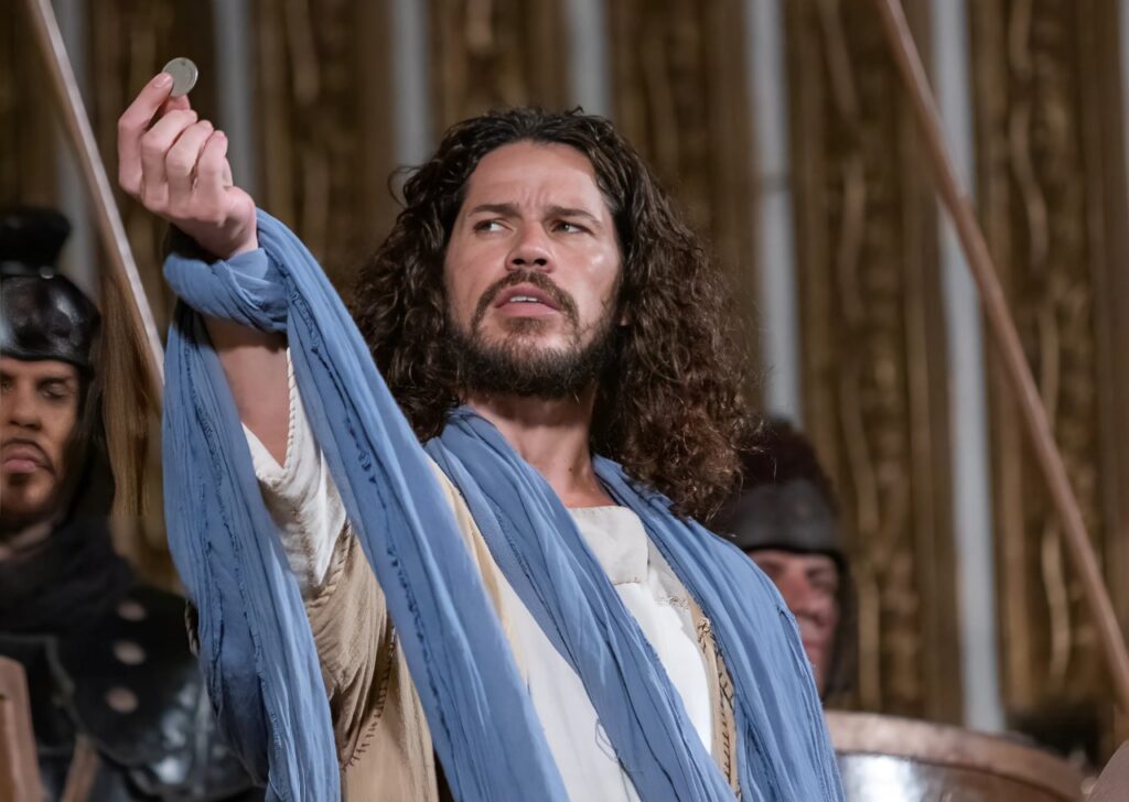 Paixão de Cristo emociona público