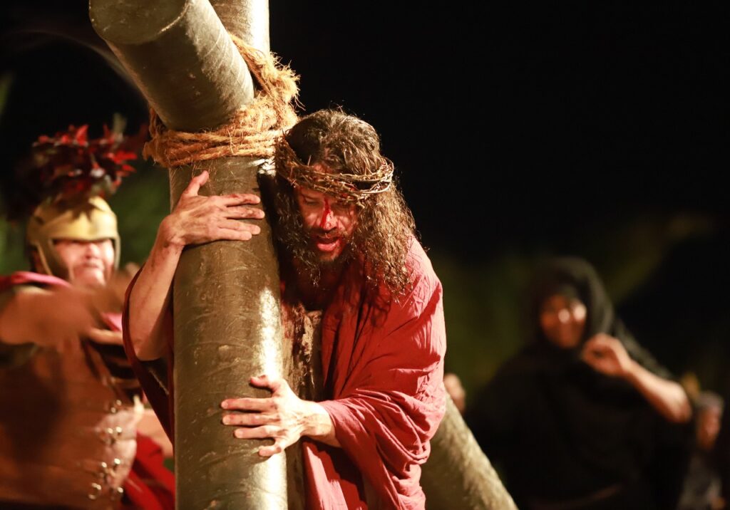 Paixão de Cristo emociona público