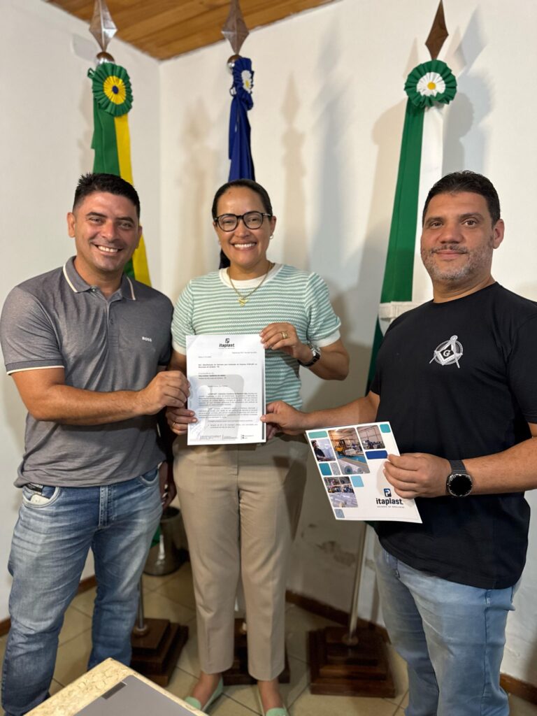 Prefeita de Sertânia recebe Itaplast