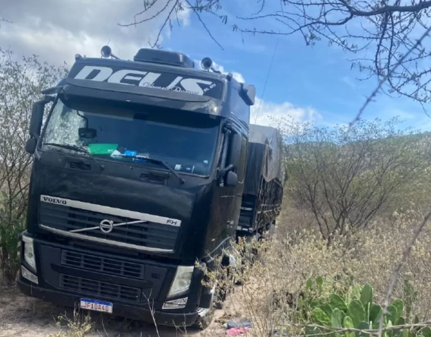 Carreta roubada em Paranatama é localizada