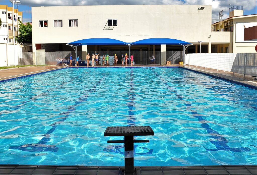 Nadadores de várias idades competirão