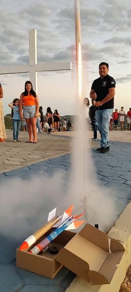 Associação Astronômica lança foguetes