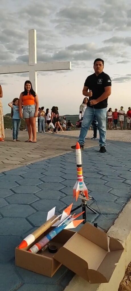 Associação Astronômica lança foguetes