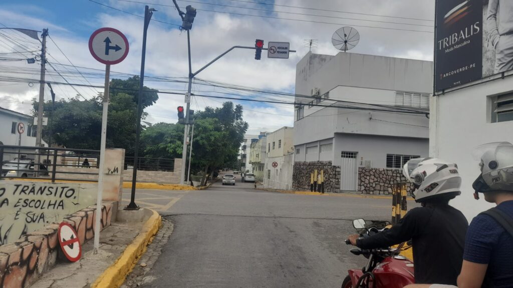 Arcotrans ajusta tempo de semáforos