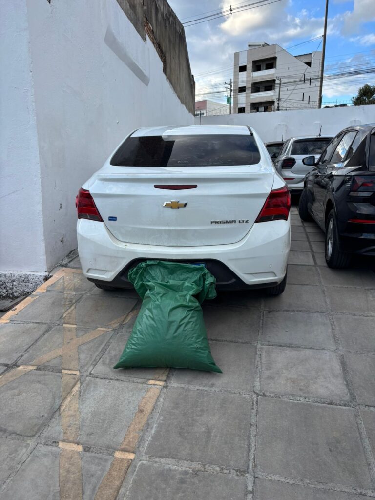 Homem detido com maconha e carro roubado