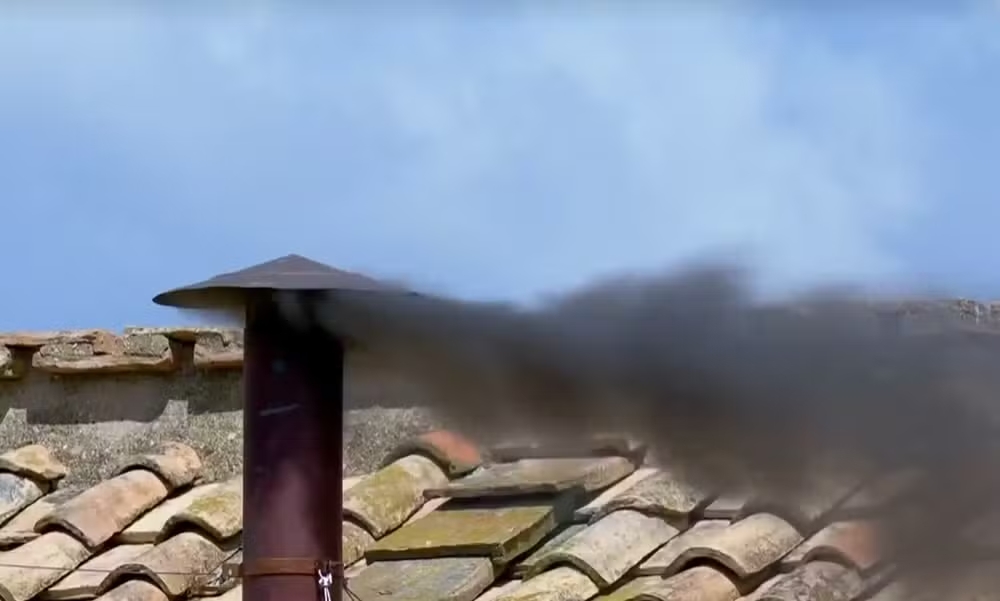 Voltou a expelir fumaça preta