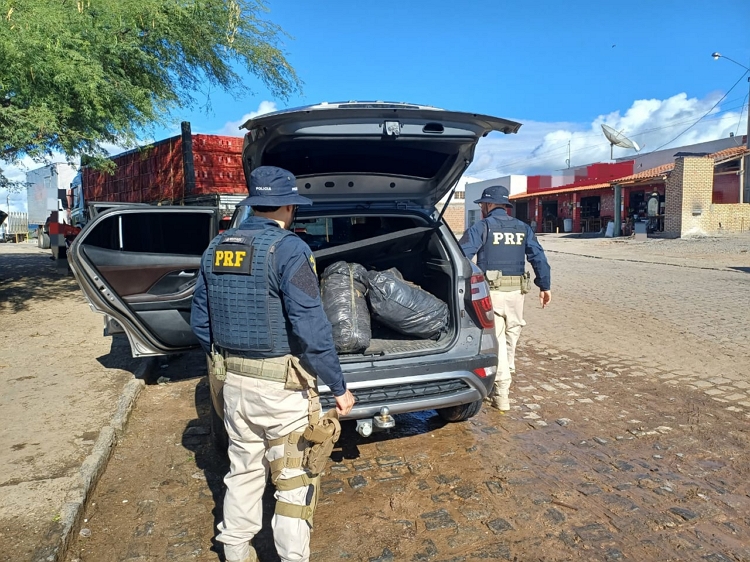 Homens detidos pela PRF