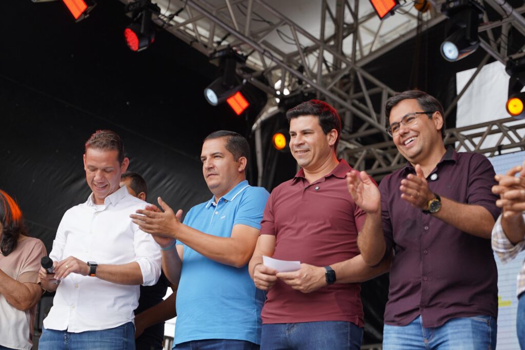  Entrega de veículos e equipamentos em Ibimirim 