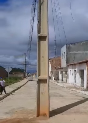 Poste no meio da via em Buíque 
