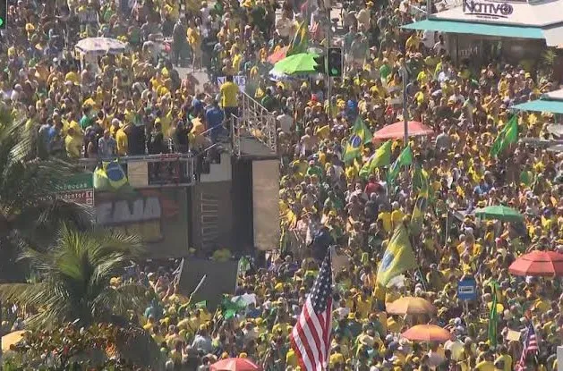 Participantes de ato pró-Bolsonaro