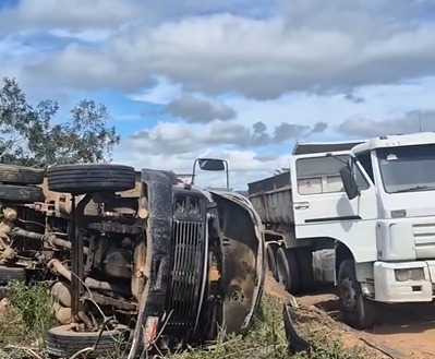 Caminhão tombou em Buíque 