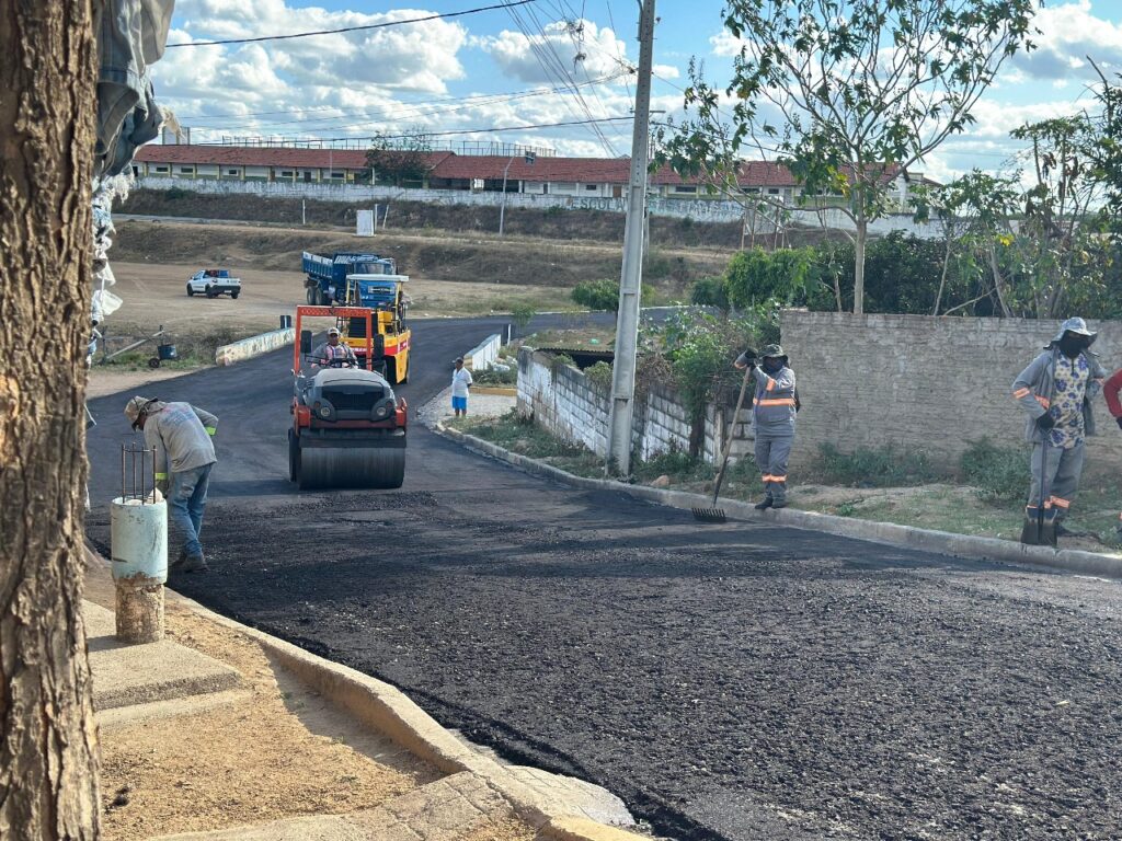 Obra de asfaltamento em Sertânia  
