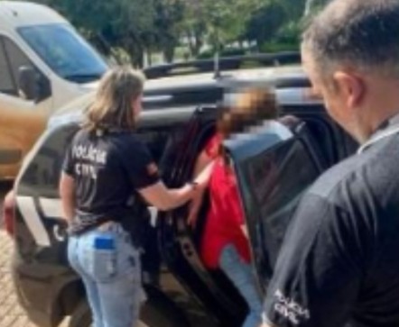 Professora presa após ser flagrada agredindo menino