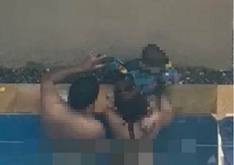 Casal em momento íntimo na frente de criança