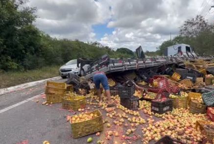 Caminhão tombou entre Arcoverde e Pedra