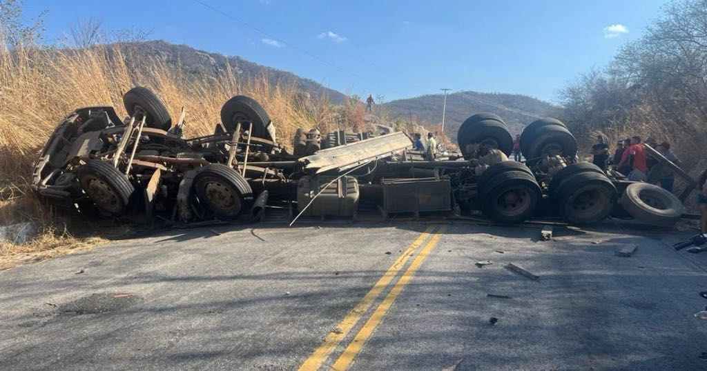 Caminhão de Arcoverde em acidente na Paraíba 