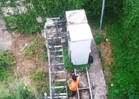 Homem furtando fios em Pesqueira