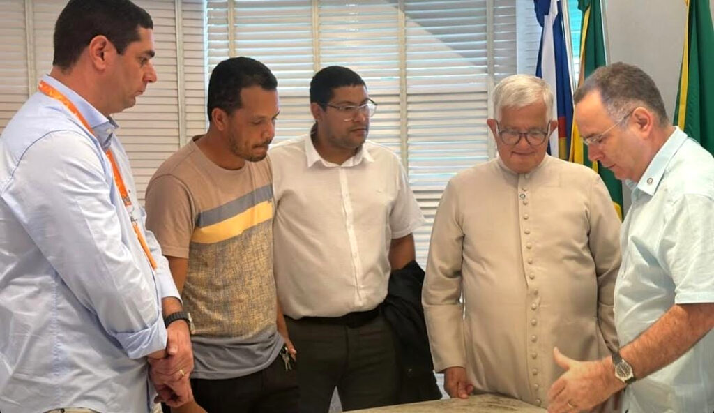 Prefeito de Arcoverde recebe padre Adilson