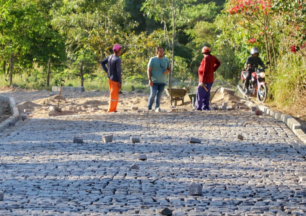 Prefeito de Arcoverde acompanha obras