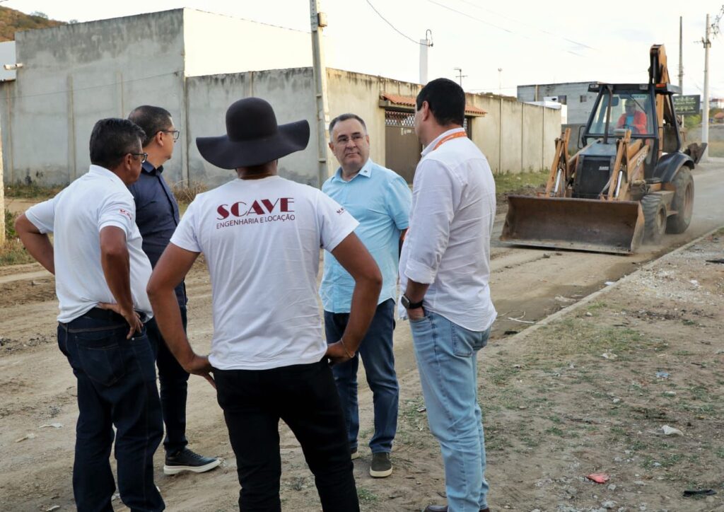 Prefeito de Arcoverde acompanha obras