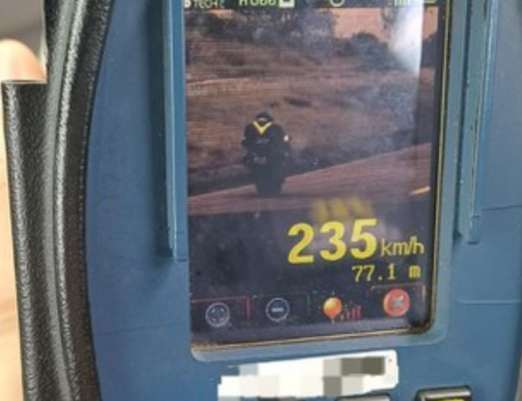 PRF flagra moto a 235 km