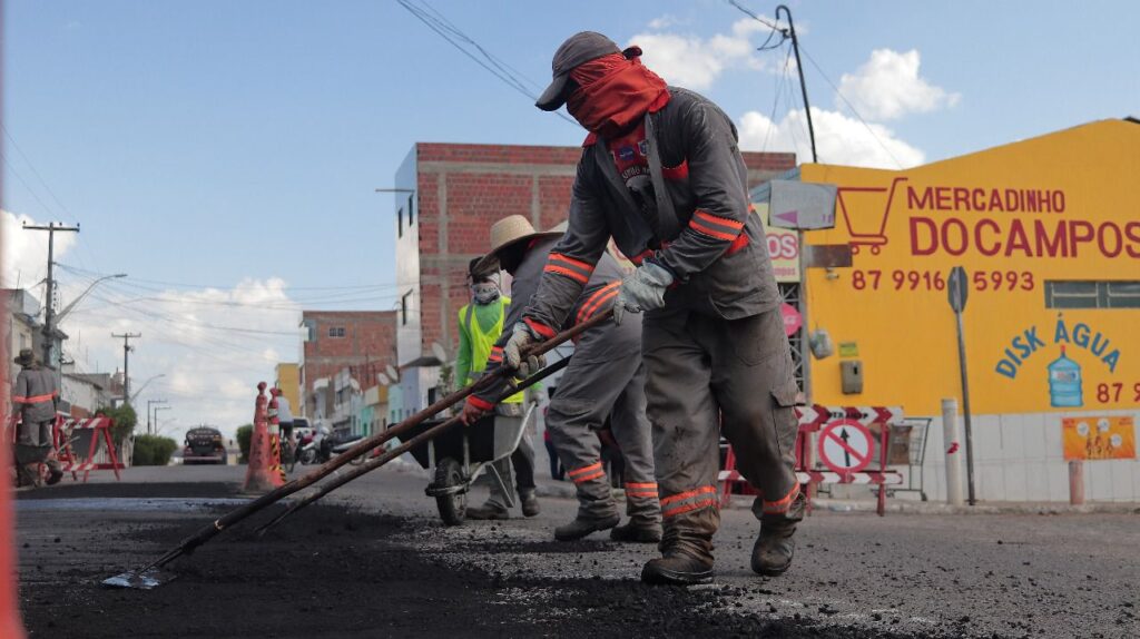 Operação tapa buracos em Pesqueira 