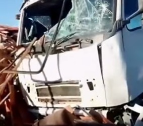 Acidente carreta de mármore em Sertânia