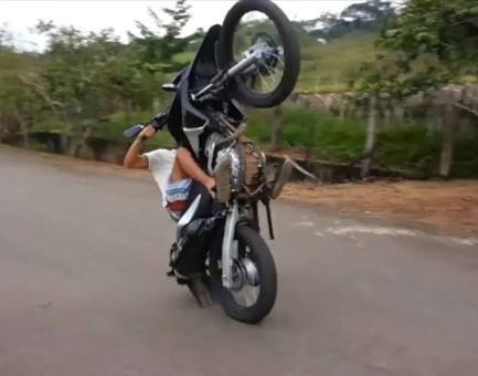 Adolescentes manobras com motos em Buíque