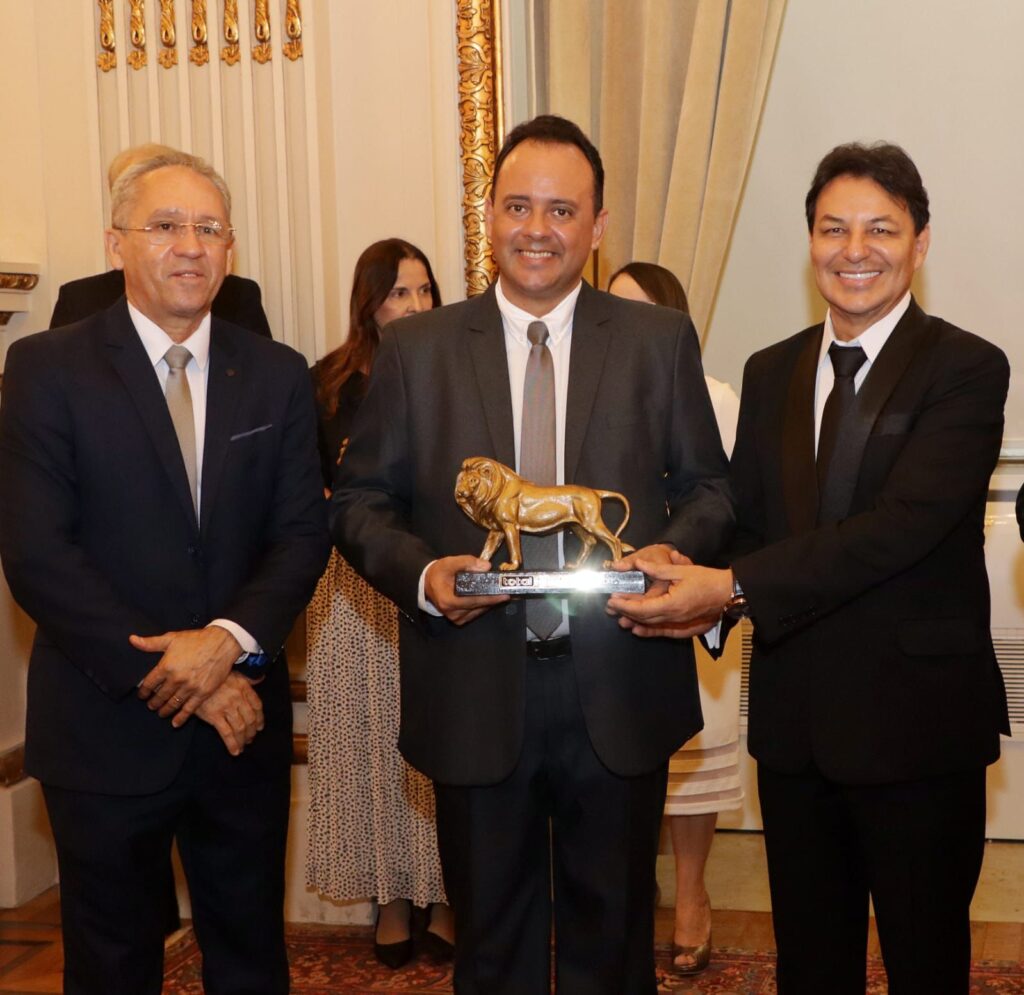 Procurador adjunto de Arcoverde ganha troféu 