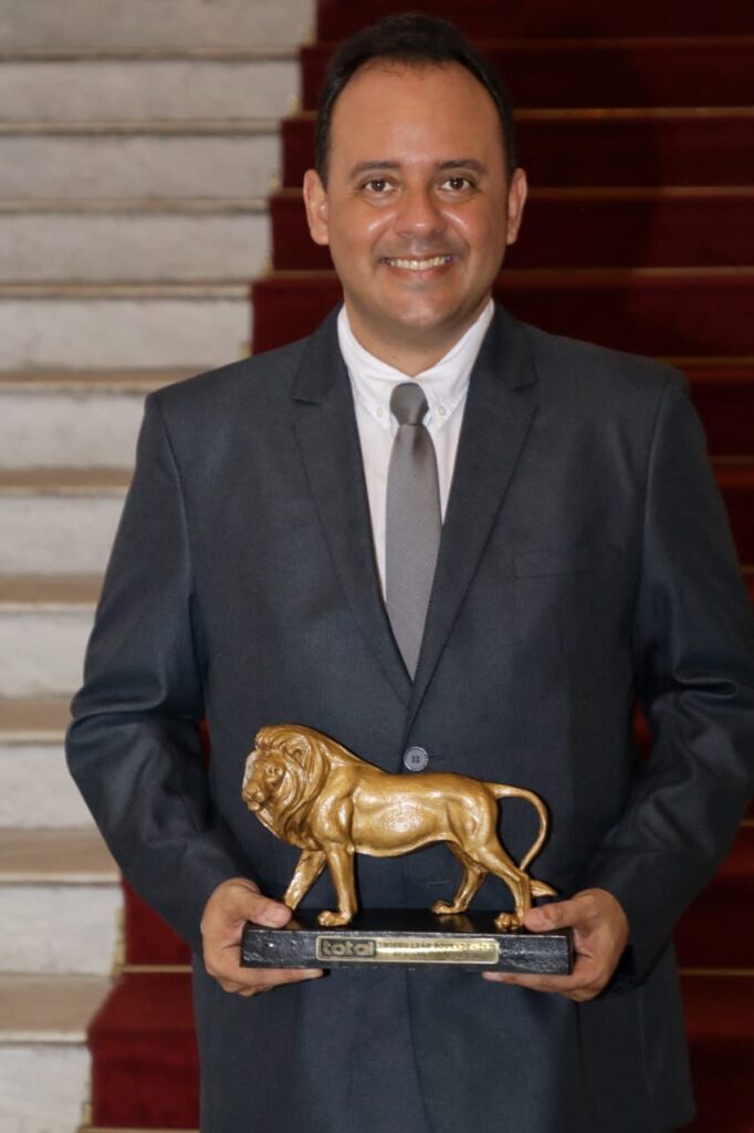 Procurador adjunto de Arcoverde ganha troféu 