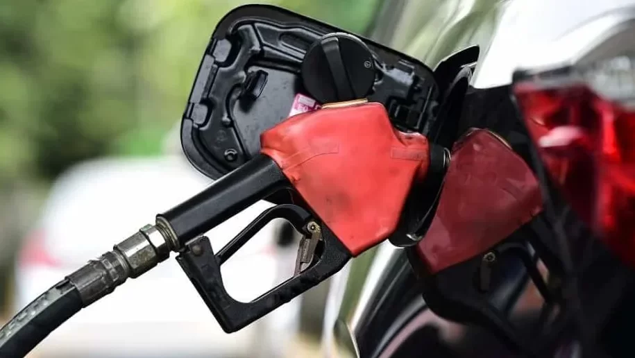 Petrobras anuncia reajuste na gasolina e governo mantém subsídio para reduzir impacto ao consumidor