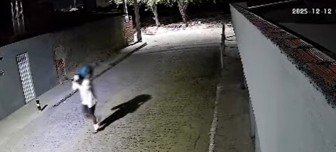 Homem furtando botijão em Arcoverde