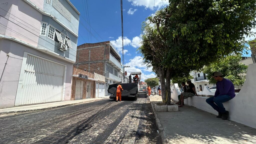 Frente de trabalho no centro de Pesqueira