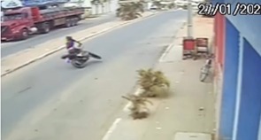 Homem caindo de moto em Pesqueira