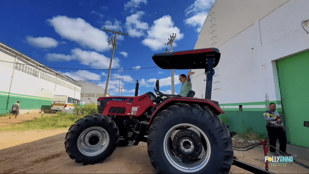 Sertânia recebe trator agrícola