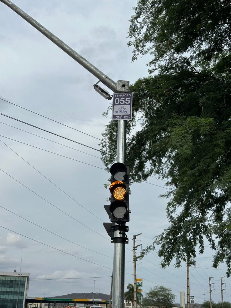 DER implantação de semáforos em Arcoverde
