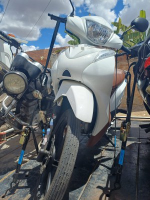 Adolescente pilotando moto em Custódia 