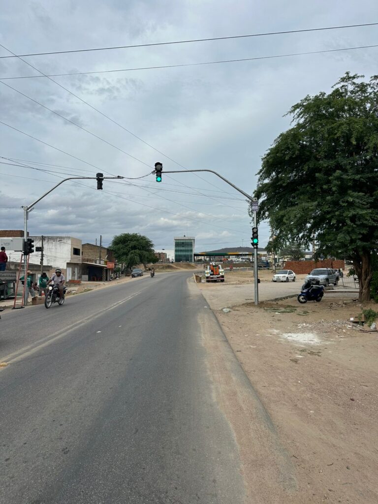 DER implantação de semáforos em Arcoverde