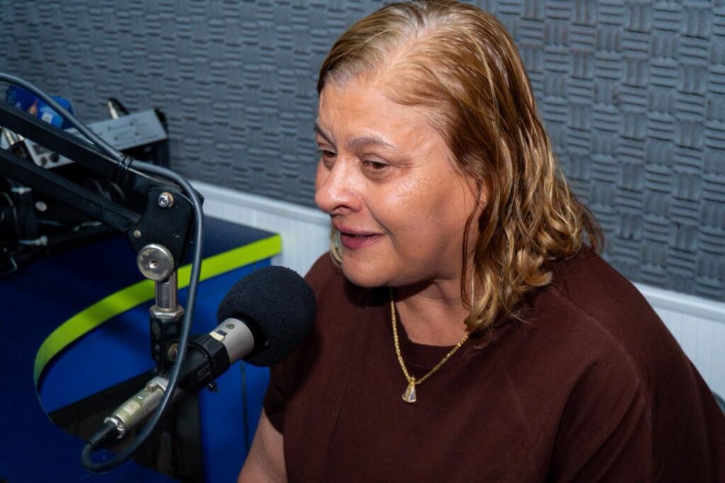 Regina da Saúde destaca trajetória e projetos futuros em entrevistas a rádios do Sertão