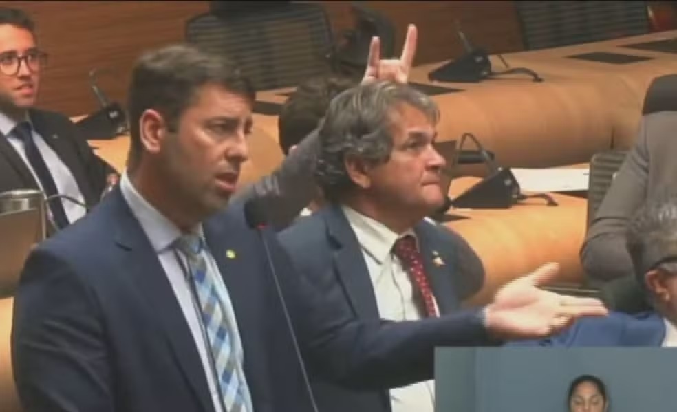 Gesto de chifre câmara do Recife