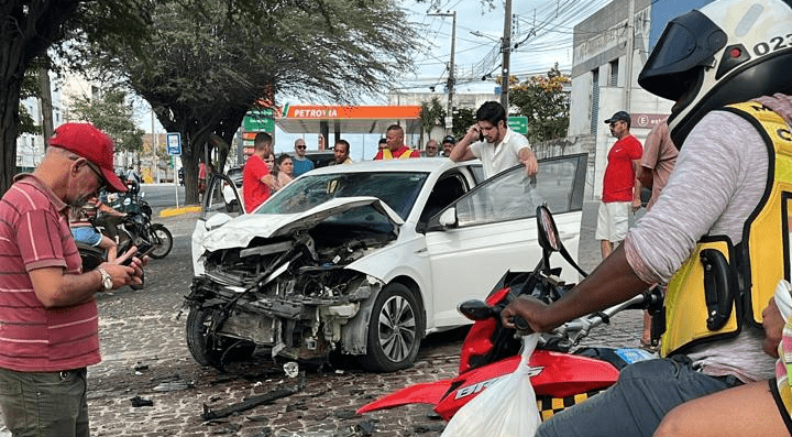 Colisão entre carros em Arcoverde